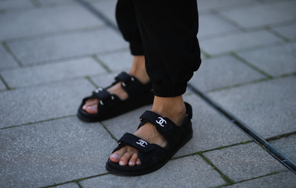 Jak nosić sandały na rzepy, najmodniejsze obuwie tego lata?