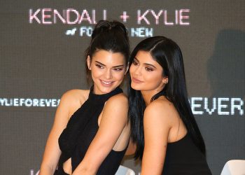 MELBOURNE, AUSTRALIA - NOVEMBER 18:  Kendall Jenner and Kylie Jenner arrive at Chadstone Shopping Centre on November 18, 2015 in Melbourne, Australia.  (Photo by Scott Barbour/Getty Images)