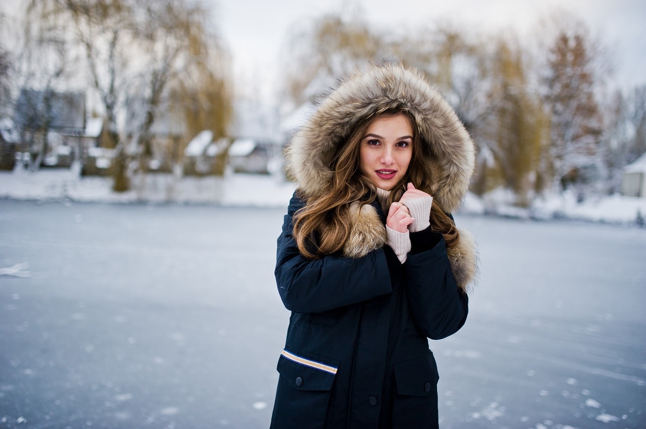 Długie kurtki zimowe – stylizacje, które nie wychodzą z mody! Sprawdź propozycje marki eOlsen!