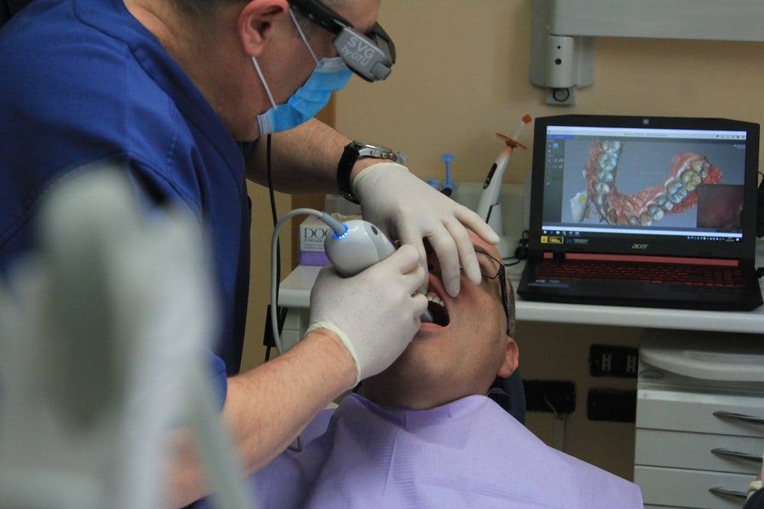 Zalety i zastosowanie mikroskopów stomatologicznych serii Kaps w praktyce dentystycznej