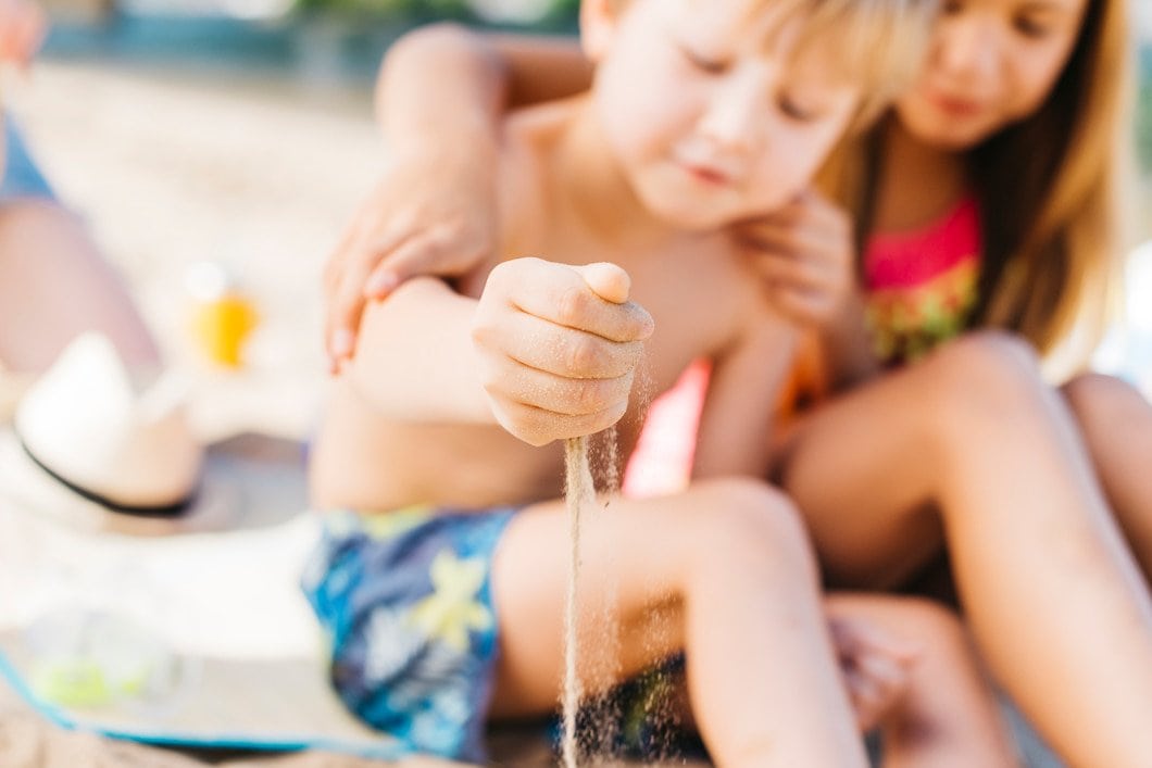 Jak chronić skórę dzieci przed szkodliwym działaniem słońca podczas zabawy w wodzie?