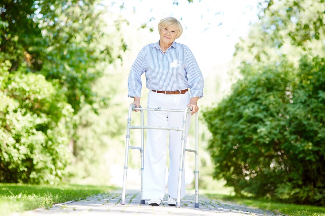Jak poprawić codzienną mobilność dzięki użyciu chodzików dla seniorów?